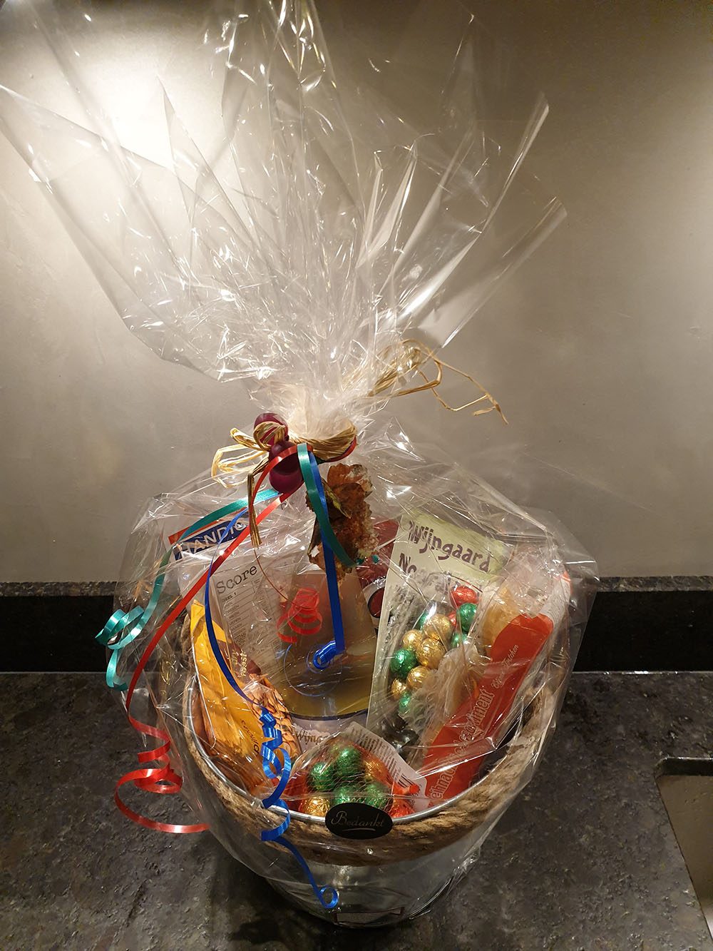 Cadeaupakket met een fles Blanc du Nord in een rieten mand